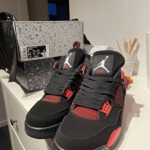 Jordan 4 retro red thunder  - Jordan 4 retro red thunder   Storlek: 43  