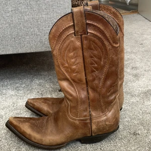 Cowboy bootz - Säljer dessa jätte snygga cowboyboots som tyvärr är för stora för mig. Dom är jätte snygga till kjol! Det står ingen storlek men jag har 39 och dom är cirka 2 storlekar större än mina fötter. Dom passar dock 40-42