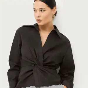 Blus från Second Female, modell Chefer blouse. Använd, men utan anmärkning.  Storlek: S Material: 98% bomull, 2% elestane Nypris: 1099 SEK