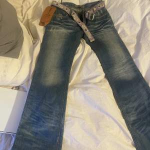 Super snygga Lågmidjade jeans i storlek w28 l34! Super snygga! Passar tyvärr inte mig som har m/l i jeans! Men passar xs-s! Lågmidjade och nya!
