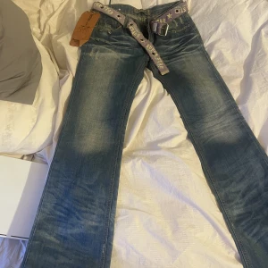 Nya Lågmidjade jeans! - Super snygga Lågmidjade jeans i storlek w28 l34! Super snygga! Passar tyvärr inte mig som har m/l i jeans! Men passar xs-s! Lågmidjade och nya!