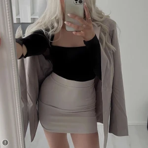 Beige kjol - Beige kort kjol från nelly.com💗aldrig använd med prislappen kvar😍Stl M men passar mig med S💕tryck inte på köp nu! 