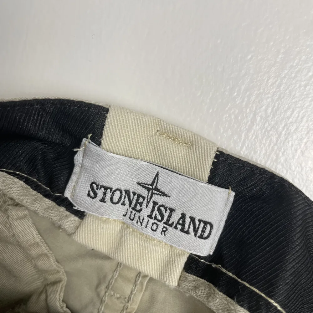 Äkta Stone island byxor, få fläckar på framsidan, överlag bra skick, juniorstorlek 156 cm/12 år. om du har några frågor, fråga gärna❤️‍🔥. Jeans & Byxor.