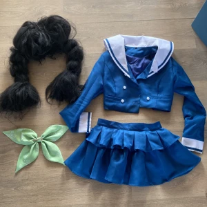 Tenko Chabashira - Det finns små/färglösa fläxkar på speciellt kragen, en knapp saknas också. peruken ingår, jag tvättar gärna den för inget extra pris. 