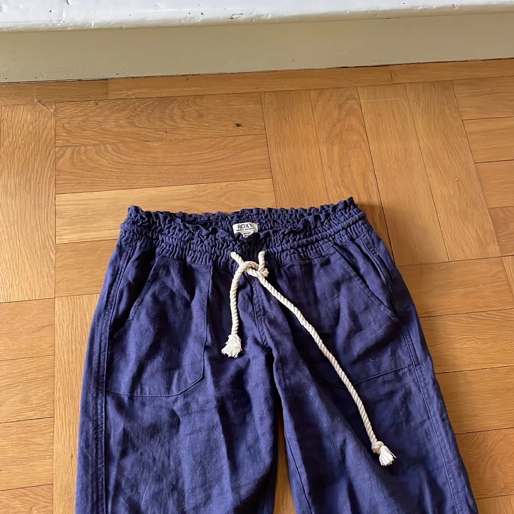 Intressekoll på mina marinblåa linnebyxor😊 pris 450kr (köpta för 600kr) inga defekter och köpta för nån månad sen så inprincip helt nya! Använda fåtal gånger  Hör av er om ni är intresserade. Jeans & Byxor.