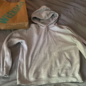 Weekday hoodie  - Weekday hoodie i grå färg  Säljs pga av felstorlek  Påsen ingår dock saknas kvitto  Köptes för 360