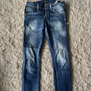 Jeans  - Jeans i nyskick. Använda ett väldigt fåtal gånger Storlek 28/32  Originalpris 1000 kr, mitt pris 699