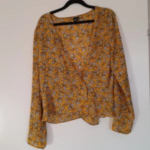 Somrig blus - Gina Tricot  Storlek 42 Superbra skick- en knapp på insidan saknas dock. Plaggets längd 58 cm  och ärmlängd 60 cm. 