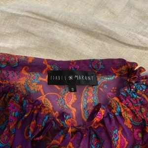 Isabel Marant blus  - Mönstrad figursydd blus med dragkedja i sidan för snygg passform. Passar snyggt med en jeanskjol. Det var en gåva så vet inte vad den ursprungligen kostade. Storlek UK 3 vilket motsvarar 35,5. Fråga på om ni har några funderingar! 