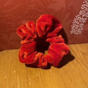 Röd schrunchie - Superfin röd schrunchie som är oanvänd. Vet inte var jag köpte den någonstans. Perfekt att ha till julen. Skickar med postnords frakt 15kr. 📦
