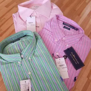 Skjorta Ralph Lauren de randiga med färg och de andra har något annat märke dm för storlek mm 