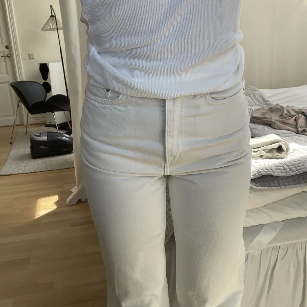 Vita jeans från weekday i modellen rowe. Skitsnygga men för små för mig. Frakt tillkommer och betalning sker via swish ☺️. Jeans & Byxor.