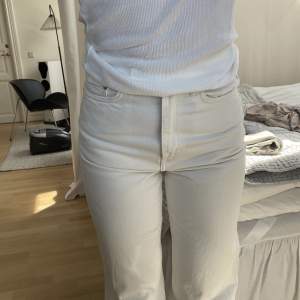 Vita jeans från weekday i modellen rowe. Skitsnygga men för små för mig. Frakt tillkommer och betalning sker via swish ☺️