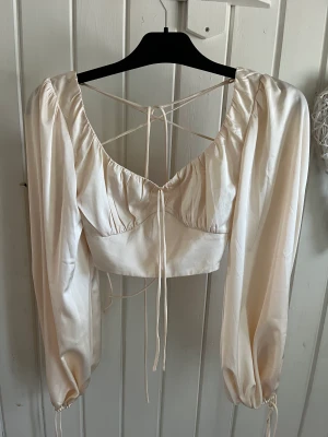 Topp - Ur snygg champagne färgad topp från Nelly. Använd en gång