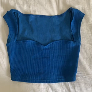 Blå topp - Väldigt fin blå topp, nästan oanvänd! den är sann till storleken!