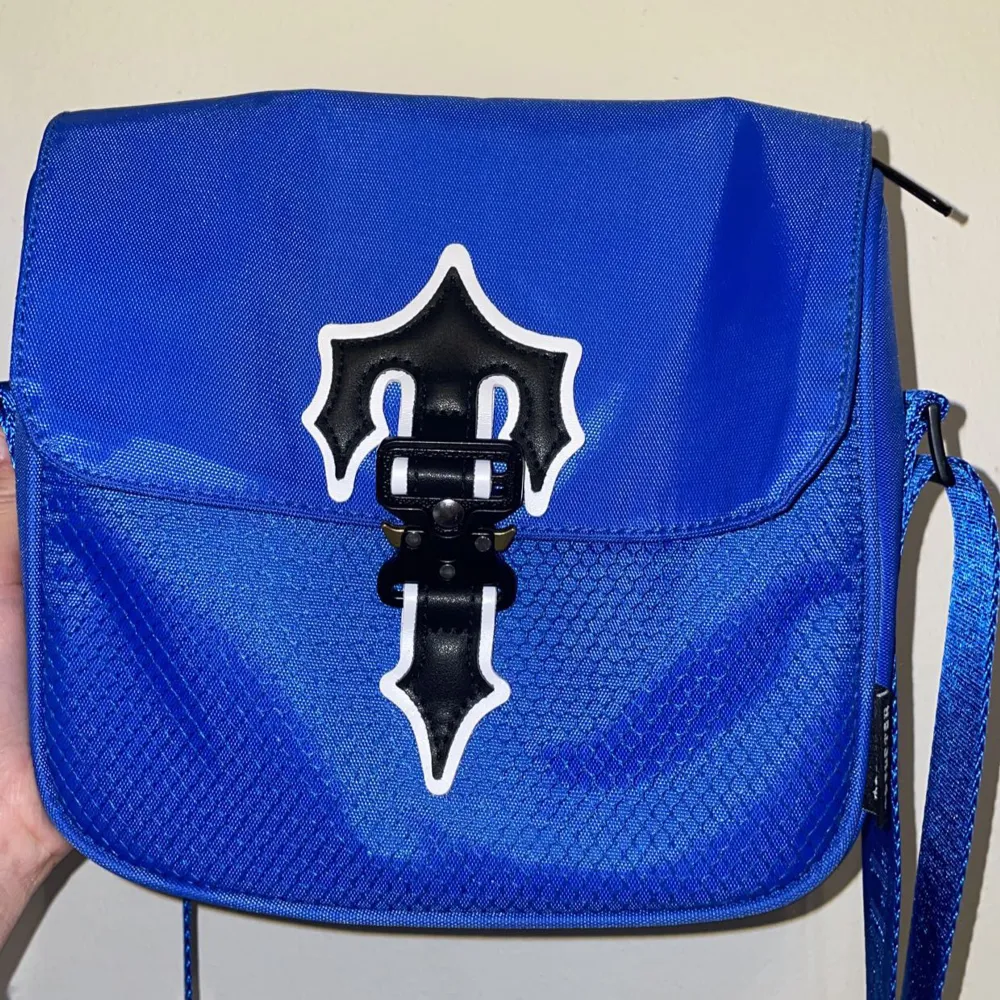 Trapstar väska blå använd några gånger skick 10/10 kan gå ner i pris vid snabb affär (reps!) fraktar eller möts upp i stockholm. Väskor.