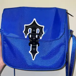 Trapstar väska blå använd några gånger skick 10/10 kan gå ner i pris vid snabb affär (reps!) fraktar eller möts upp i stockholm