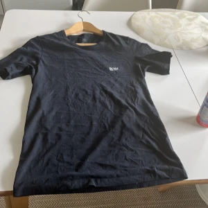 Hugo boss t-shirt  - Köpt förra sommaren, men aldrig använt. Är storlek M men sitter väldigt tajt, snarare en S eller xs. Kom i en t-shirt box och blir billigare om man vill köpa alla 3. 