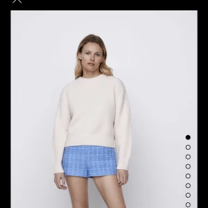 Stickad tröja💓 - Perfekta stickade tröjan ifrån zara. Använd ett fåtal gånger. Köparen står för frakten💘