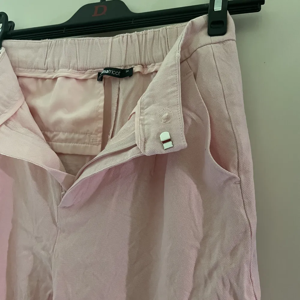 Ljust rosa skjorts från BIKBOK Tunnt material som faller fint. . Shorts.
