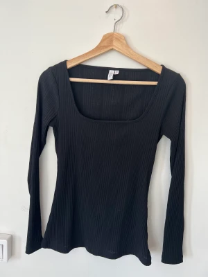 Ribbad tröja från & Other Stories - Svart ribbat tröja med snygg ringning! Säljer då den tyvärr är för liten. Nyskick. 