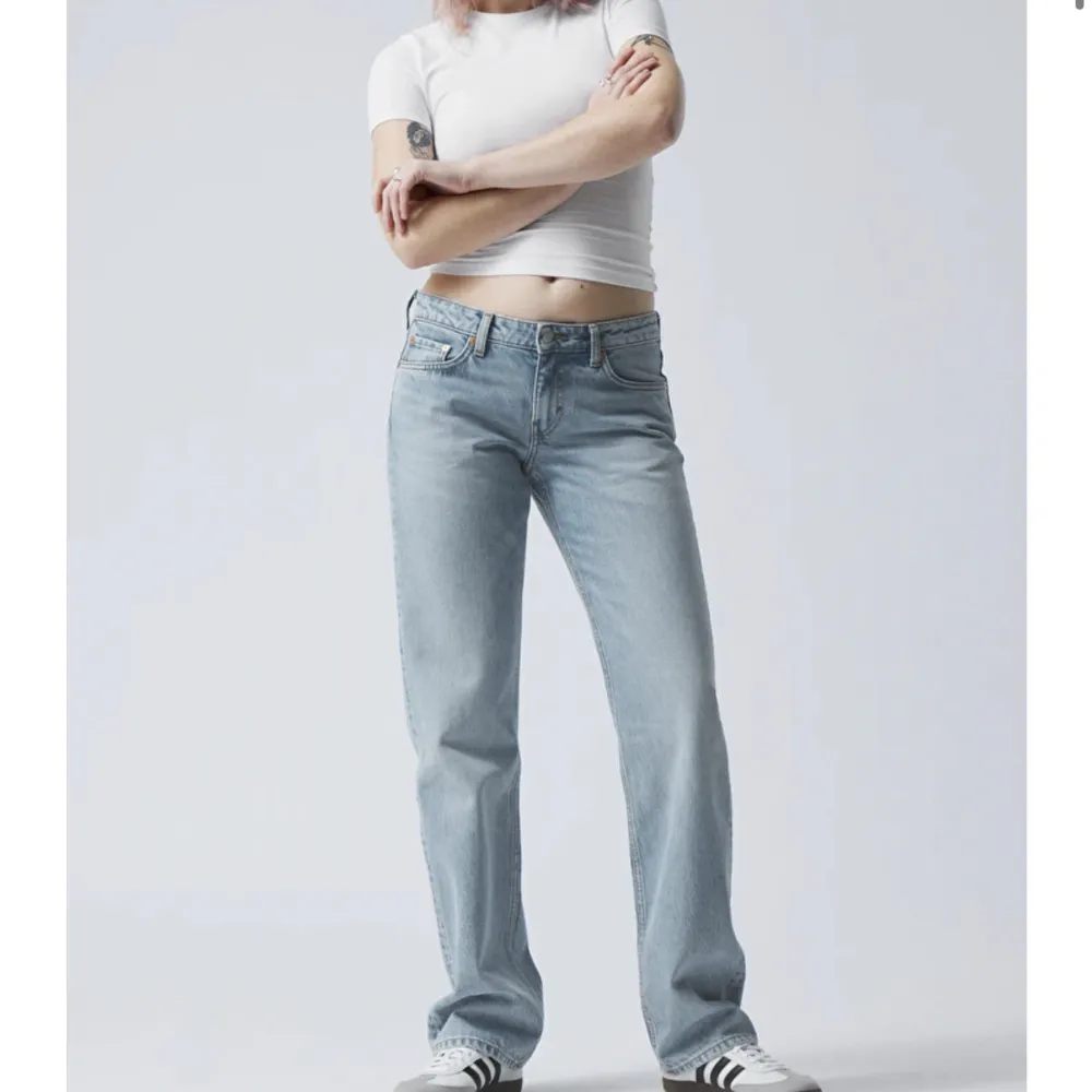 Säljer två par jeans ifrån weekday som är i dom färgerna ovan, säljer de eftersom de inte längre kommer till använding❤️(200kr st) kom privat för fler bilder😊. Jeans & Byxor.