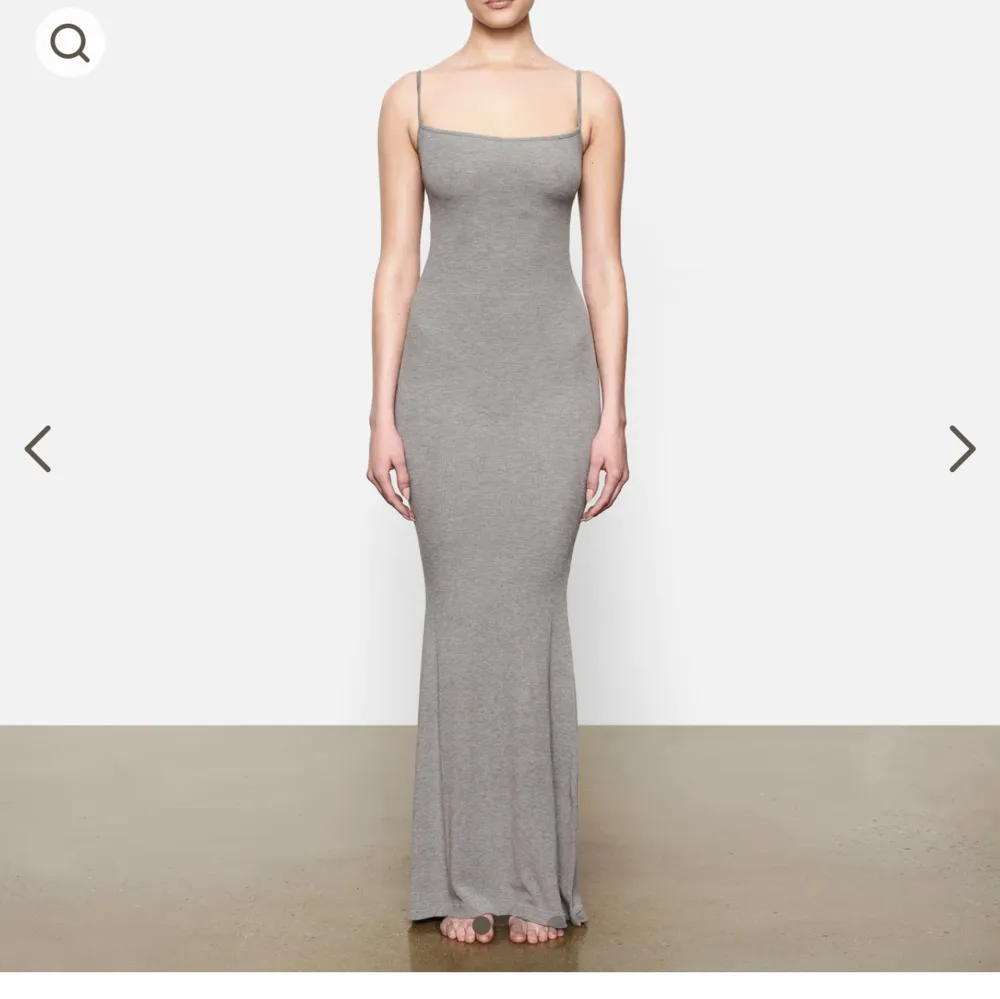 Säljer min oanvända skims klänning i storlek xs som är helt ny med prislapp kvar 🤍Frakt tillkommer. Klänningar.