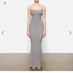 Säljer min oanvända skims klänning i storlek xs som är helt ny med prislapp kvar 🤍Frakt tillkommer