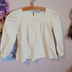 Blus/skjorta  - En blus eller skjorta från wekids kollektionen från kappahl. Lite bling på men väldigt bra skick. 