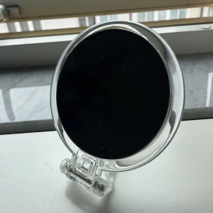 Liten rund sminkspegel  - Superfin sminkspegel som går att ha hemma och ta med sig på ett smidigt sätt! Säljer pga har flera liknande. Nyskick😊💗