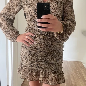 BikBok klänning  - Säljer denna som jag har bara använt en gång förra sommaren, jätte fin och jättebra skick. Storlek M och passar bra för mig som är 167cm och inte alls för kort på!