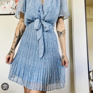 CHELSEA klänning - Helt oanvänd CHELSEA klänning i storlek medium Kommer inte till användning Nypris 599