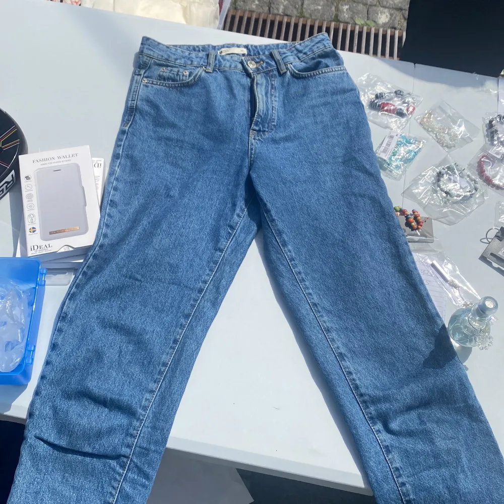 Mörkblå jeans med mjukt material. . Jeans & Byxor.