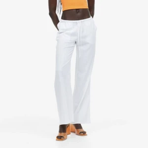 Linnebyxor från hm  - Säljer ännu ett par av mina linnebyxor då jag ej tycker dem passar mig. Storlek S