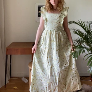 Klänning - Jättefin sommarklänning som passar perfekt till avslutningar osv! Ljusgrön med blommor. Köpte förra året på HM men var bara använt den 1 gång. 💗