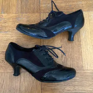 Fina glansigt svarta skor med klack. Dessa är i mycket bra skick och inte använda så många gånger, storlek 37