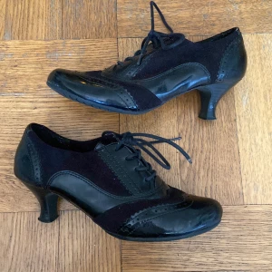 Fina vix skor med klack - Fina glansigt svarta skor med klack. Dessa är i mycket bra skick och inte använda så många gånger, storlek 37