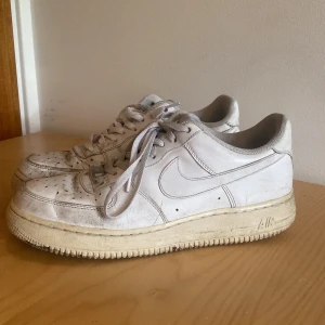 Nike AF1 strlk 42,5 - Feta vintage Nike Air Force 1, vita och lite smutsiga, precis som det ska vara😈
