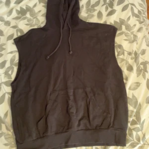 Hoodie utan armar säljes  - Väldigt stor hoodie utan armar, bra skick