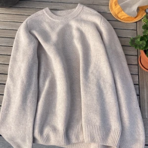 Stickad tröja  - Stickad tröja köpt på MQ för ett halv år sen men aldrig använd då den är lite stor på mig