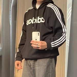 Adidas hoodie, svart  - Säljer min Adidas hoodie pga att den aldrig kommer till användning. Storlek XL men den kan även ses som en L beroende på hur löst man vill att den ska sitta. Skick 9/10