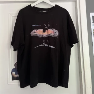 Ariana Grande tröja - Säljer denna snygga Ariana Grande ”sweetner tour” T-shirt😍