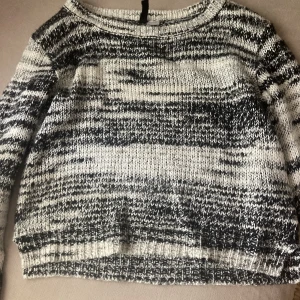 Tjocktröja - Svart och vit tjocktröja som är väldigt mjuk!