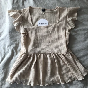 Topp - Jättefin topp i Stockholmsstil, helt ny!!!! 50kr