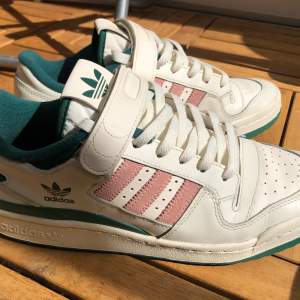 Adidas Forum 84 Low. Storlek 44 (US 10). OG med box. Cond 9/10. Hojta för fler bilder. Kan mötas upp i centrala Stockholm. 