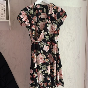 Sommarklänning  - Jättefin oanvänd klänning från Bubbleroom. Storlek Xs 