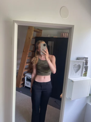 Grön stickad topp - Grön finstickad topp med jättefin knytning i ryggen. Säljer då den inte längre kommer till användning.