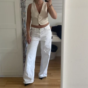 Skjortväst  - Ljusbeige skjort väst från Ginatricot som är oanvänd 