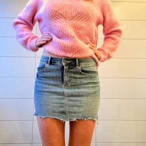 Jättesnygg jeans kjol från Pieces, om man skulle vilja kan man absolut klippa kjolen kortare om man vill. Strl S, midja 36 och längd 32❤️