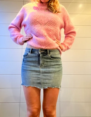 Jeans kjol  - Jättesnygg jeans kjol från Pieces, om man skulle vilja kan man absolut klippa kjolen kortare om man vill. Strl S, midja 36 och längd 32❤️